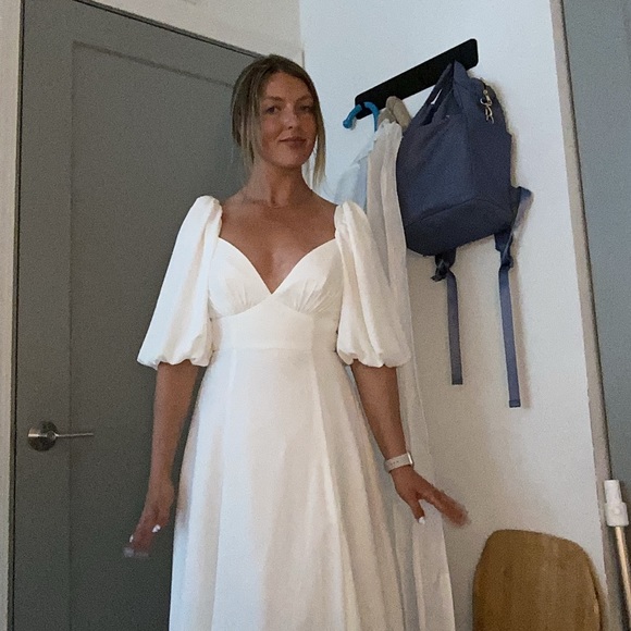 Davids bridal bubble sleeve bridal gown in women’s size 6. - Picture 2 of 9